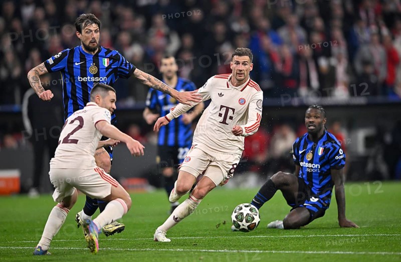 Duel, action Leon Goretzka FC Bayern Munich FCB (08) vs Francesco Acerbi Inter Milan (15) Raphael Guerreiro FC Bayern Munich FCB (22) Marcus Thuram Inter Milan (09) Champions League, Allianz Arena, Munich, Bavaria, Germany, Europe