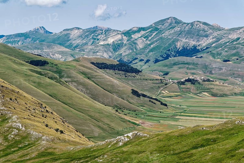 Mountain landscape on the edge of the Pian Grande di Castelluccio di Norcia plateau in the Monti Sibillini National Park in the Umbrian-Marche Apennines. Castelluccio di Norcia, Umbria, Italy, Southern Europe, Europe