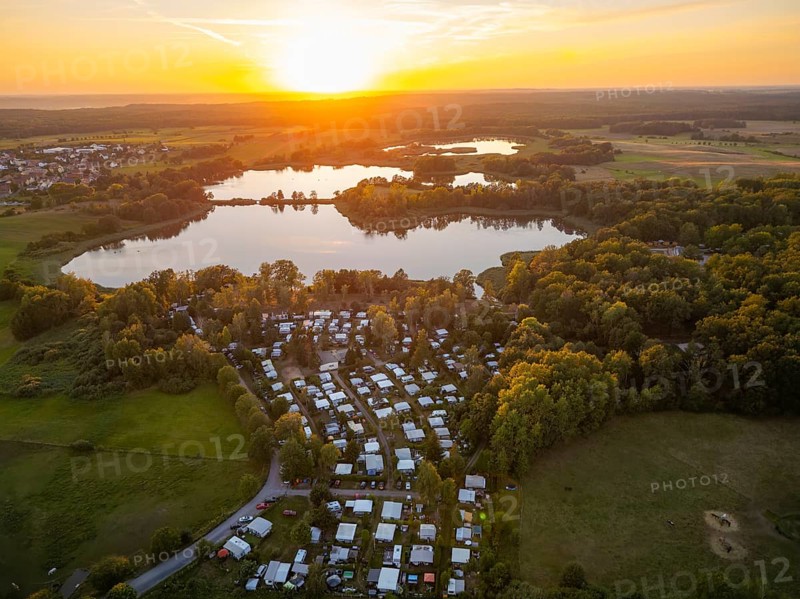 The Bad Sonnenland holiday resort is idyllically nestled between meadows and forests right by the Dippelsdorf pond. Various holiday homes, tent pitches and campsites await your guests in the beautiful, unspoilt grounds. The spacious area offers a wide range of facilities for an eventful and relaxing holiday, Camping Bad Sonnenland near Moritzburg, Moritzburg, Saxony, Germany, Europe