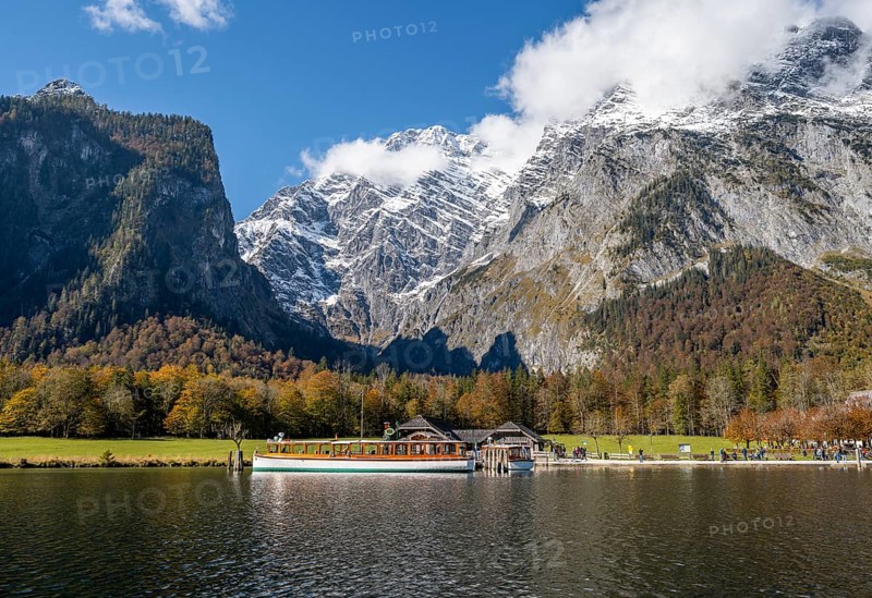 Königssee with Watzmann massif and St. Bartholomä jetty with tourist boat, autumnal mountain landscape, Berchtesgaden National Park, Berchtesgadener Land, Upper Bavaria, Bavaria, Germany, Europe