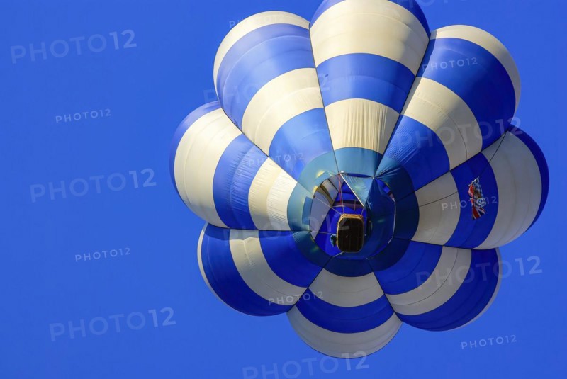 Rising hot air balloon with passengers on board, as part of the aviation festival on the Rossfeld in Metzingen-Glems, Metzingen, Baden-Württemberg, Germany, 11 September 2010, Europe