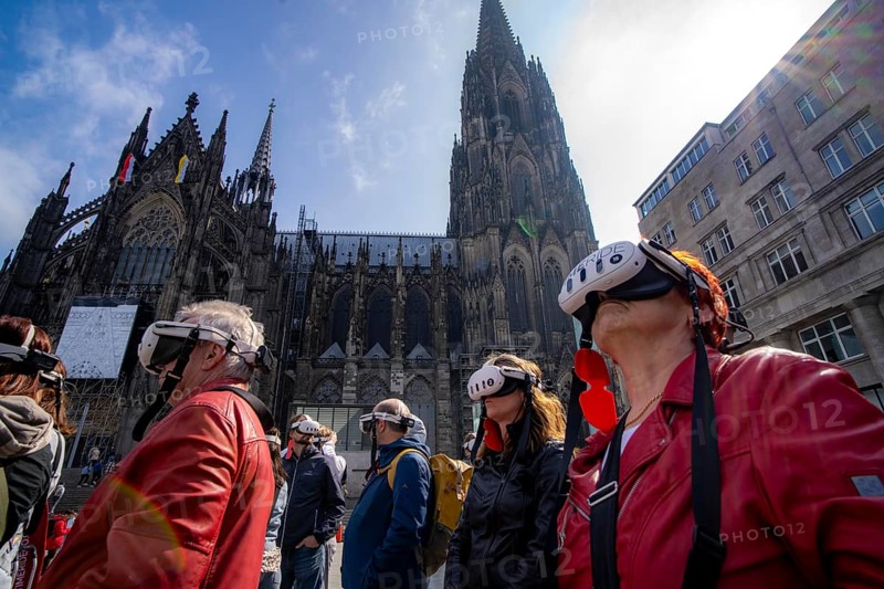 Timeridego, virtual city tour with VR glasses, on various topics, virtual reality time travel into the past of Cologne, here at Cologne Cathedral, North Rhine-Westphalia, Germany, Europe