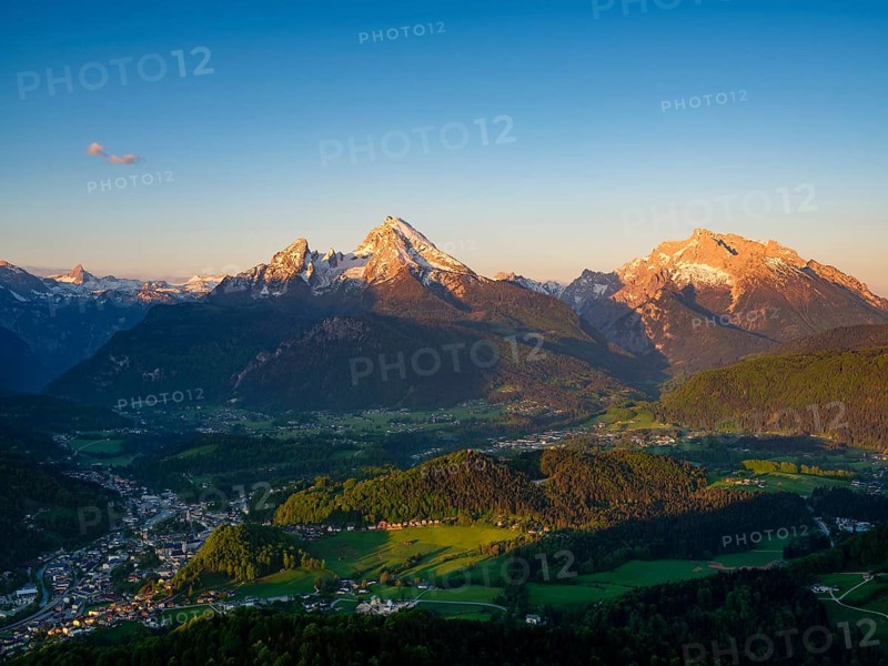 Sunrise over the valley basin of Berchtesgaden, behind the Steinernes Meer, Watzmann and Hochkalter, Berchtesgadener Land, Upper Bavaria, Bavaria, Germany, Europe