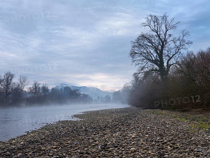 Morning atmosphere at the river Reuss, behind the snow-covered Rigi, Sins, Freiamt, Canton Aargau, Switzerland, Europe