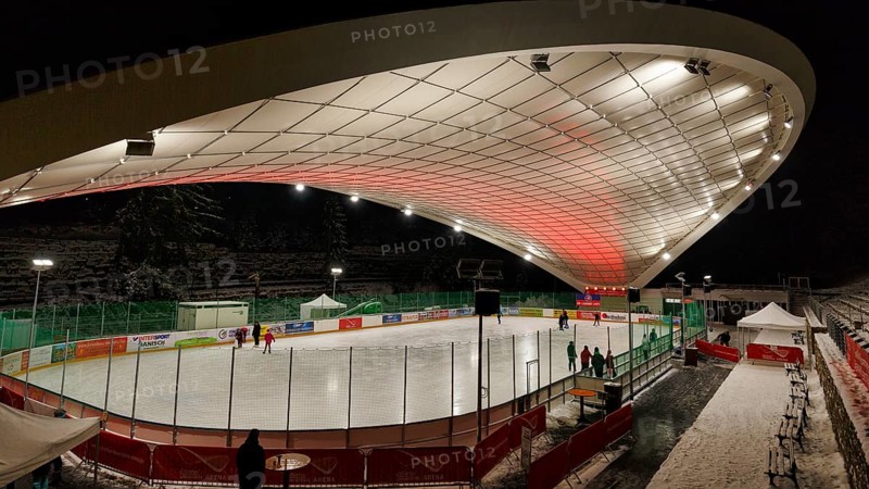 Tourists on ice rink, ice sports stadium, ice skating in the evening, Schierker Feuerstein Arena, Graft Architekten, Schierke, Wernigerode, Harz National Park, Saxony-Anhalt, Germany, Europe