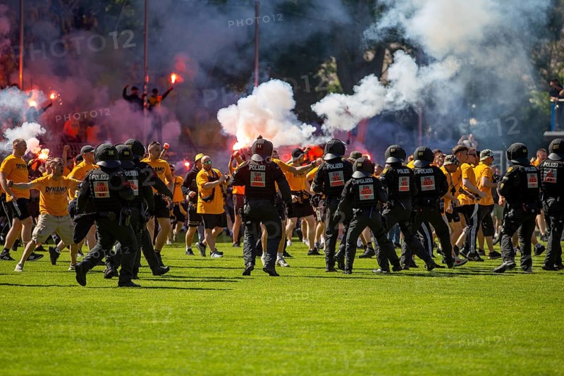 Football 3rd division, 2024/25 season, matchday 37: Waldhof Mannheim v Dynamo Dresden***Pure enthusiasm and a stampede by Dresden fans after the final whistle and promotion to the 2nd division. The police push the fans back