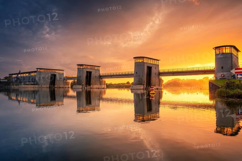 View of the Langwedel hydroelectric power station at sunset, Langwedel, Verden, Lower Saxony, Germany, Europe