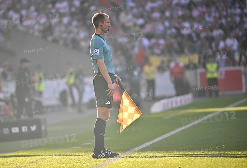 Linesman, referee, assistant flag, backlight, feature, atmospheric, MHPArena, MHP Arena Stuttgart, Baden-Württemberg, Germany, Europe