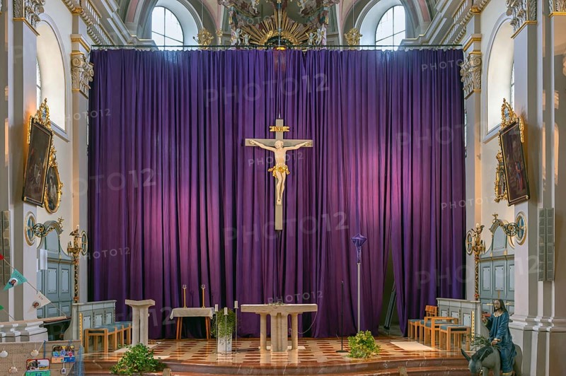 Large purple Lenten cloth in front of the high altar in the baroque parish church of St Nicholas, built between 1722 and 1724, Kirchacker 20, Tannheim, Austria, Europe