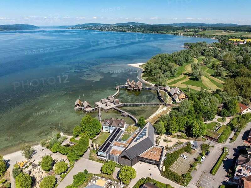 Luftbild von den Pfahlbauten, Pfahlbaumuseum, Freilichtmuseum Unteruhldingen, Uhldingen-Mühlhofen, Bodenseekreis, Bodensee, Baden-Württemberg, Deutschland