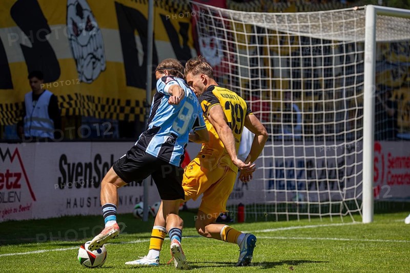 Football 3rd division, season 2024/25, matchday 37: Waldhof Mannheim vs Dynamo Dresden***On the ball: Felix Lohkemper (9, Mannheim)