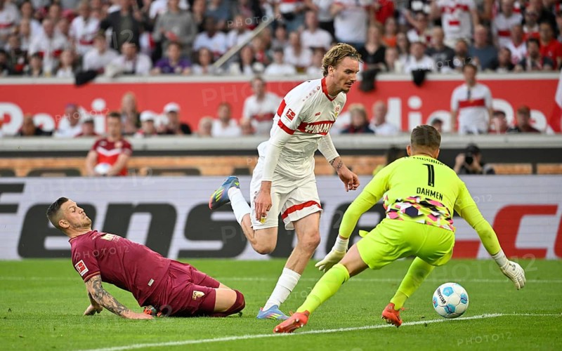 Penalty area scene, goal area scene Nick Woltemade VfB Stuttgart (11) Duel, action against Jeffrey Gouweleeuw FC Augsburg FCA (06) Goalkeeper Finn Dahmen FC Augsburg FCA (01) MHPArena, MHP Arena Stuttgart, Baden-Württemberg, Germany, Europe