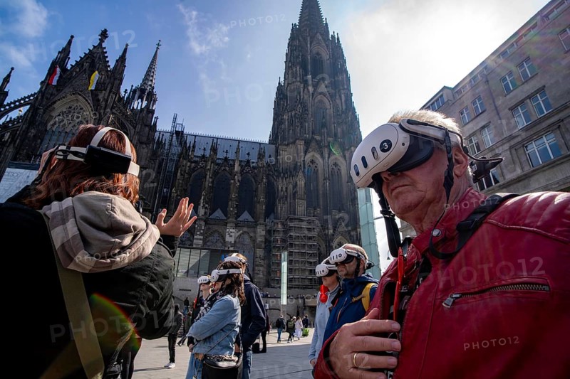 Timeridego, virtual city tour with VR glasses, on various topics, virtual reality time travel into the past of Cologne, here at Cologne Cathedral, North Rhine-Westphalia, Germany, Europe