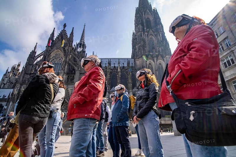 Timeridego, virtual city tour with VR glasses, on various topics, virtual reality time travel into the past of Cologne, here at Cologne Cathedral, North Rhine-Westphalia, Germany, Europe