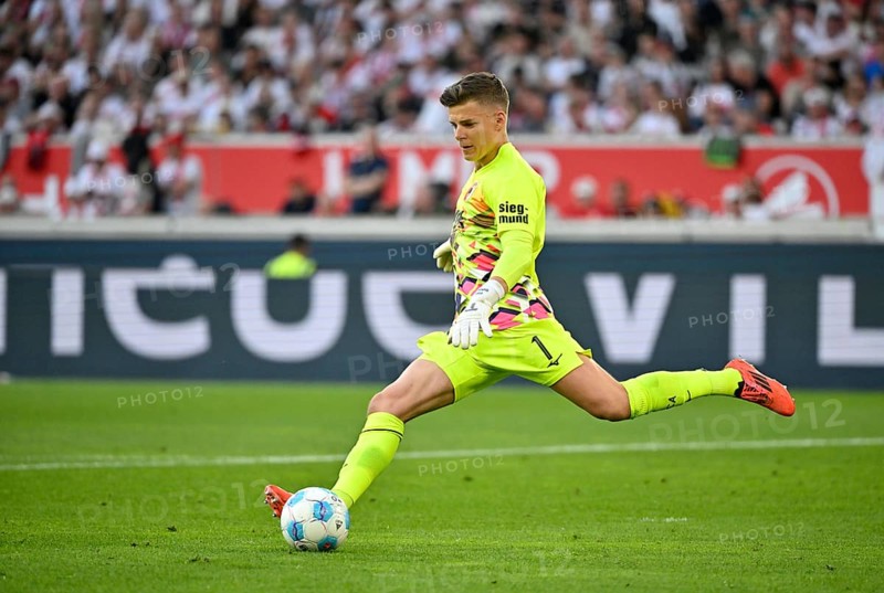Goalkeeper Finn Dahmen FC Augsburg FCA (01) Action on the ball Kick-off, MHPArena, MHP Arena Stuttgart, Baden-Württemberg, Germany, Europe