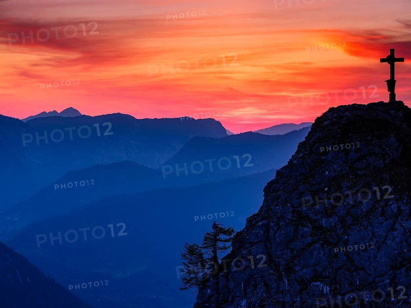 Cross on the summit of the Kleiner Jenner at dusk, Reiteralpe in the background, Berchtesgaden National Park, Schönau am Königssee, Upper Bavaria, Bavaria, Germany, Europe