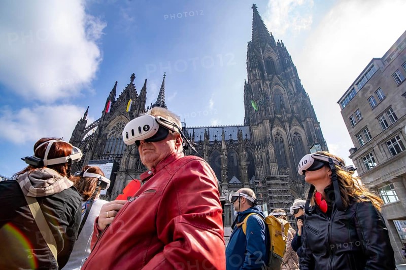 Timeridego, virtual city tour with VR glasses, on various topics, virtual reality time travel into the past of Cologne, here at Cologne Cathedral, North Rhine-Westphalia, Germany, Europe