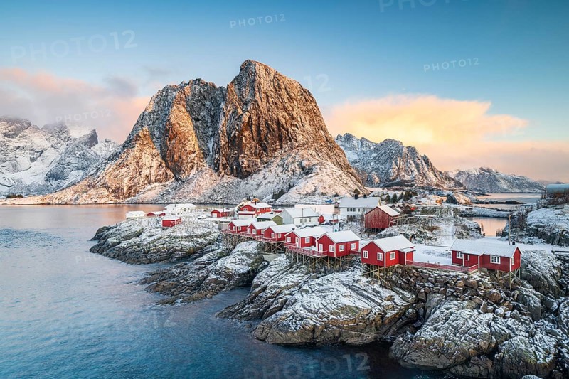 Rorbuer fishing huts in front of snow-covered mountains in winter, Hamnøy, Moskenesøy, Lofoten, Norway, Europe