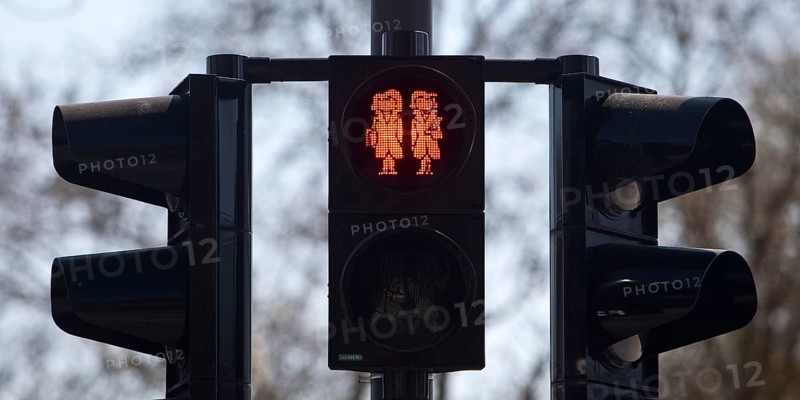 Pedestrian traffic light with red Brothers Grimm Ampelmännchen, Hanau, birthplace of the brothers, Hesse, Germany, Europe