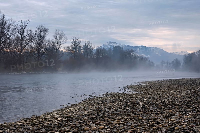 Morning atmosphere at the river Reuss, behind the snow-covered Rigi, Sins, Freiamt, Canton Aargau, Switzerland, Europe