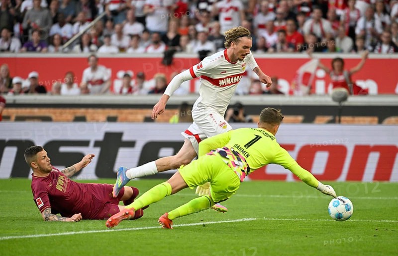 Penalty area scene, goal area scene Nick Woltemade VfB Stuttgart (11) Duel, action against Jeffrey Gouweleeuw FC Augsburg FCA (06) Goalkeeper Finn Dahmen FC Augsburg FCA (01) MHPArena, MHP Arena Stuttgart, Baden-Württemberg, Germany, Europe