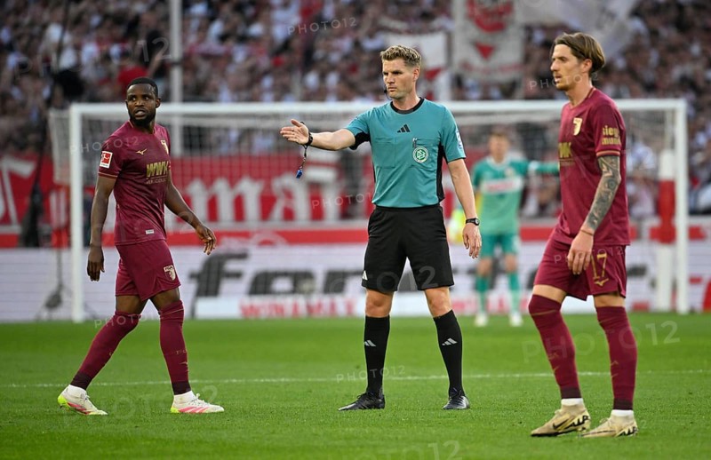 Referee Referee Timo Gerach Gesture Gesture Kristijan Jakic FC Augsburg FCA (17) Alexis Claude-Maurice FC Augsburg FCA (20) (left) MHPArena, MHP Arena Stuttgart, Baden-Württemberg, Germany, Europe