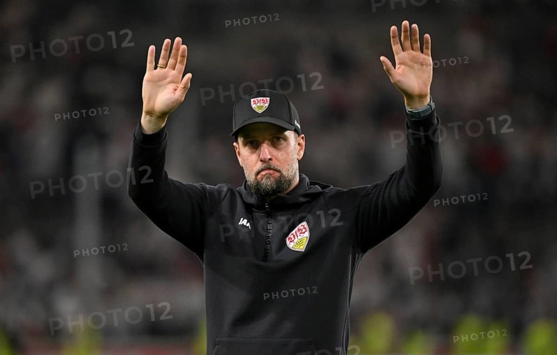 Coach Sebastian Hoeneß VfB Stuttgart gesture thanks Stuttgart fans for support, MHPArena, MHP Arena Stuttgart, Baden-Württemberg, Germany, Europe