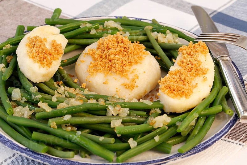 Swabian cuisine, yeast dumplings with green beans, breadcrumbs, served on a plate, typical Swabian, traditional cuisine, studio, food recording, Germany, Europe