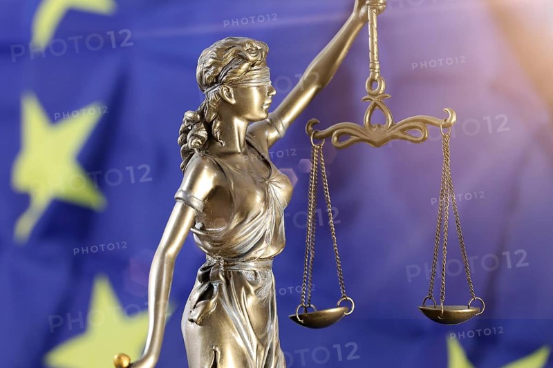 Symbolic image: Justitia in front of a European flag