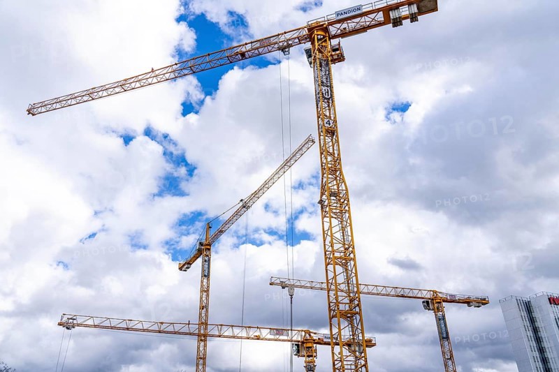 Construction cranes, on a large construction site in Düsseldorf, construction of condominium in the PANDION NEXT project, North Rhine-Westphalia, Germany, Europe