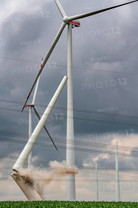 Demolition of the tower of a 20 year old wind turbine, in the Werl wind farm, 5 old Enercon E-66 turbines are demolished, 2 new Siemens SG6.6-170 wind turbines replace them, the 2 new wind turbines produce twice as much energy, 12 MW power, as the 5 old wind turbines, called repowering, Werl, North Rhine-Westphalia, Germany, Europe