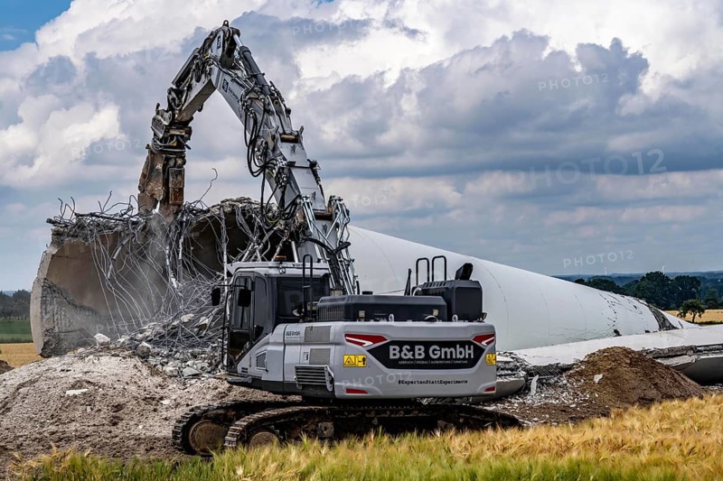 Demolished tower of a 20 year old wind turbine, in the Werl wind farm, 5 old Enercon E-66 turbines are demolished, 2 new Siemens SG6.6-170 wind turbines replace them, the 2 new wind turbines produce twice as much energy, 12 MW power, as the 5 old wind turbines, called repowering, demolition work, Werl, North Rhine-Westphalia, Germany, Europe