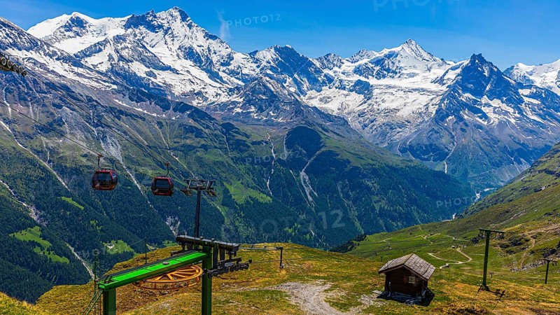 Gondolas of the cable car from Zinal to Corne de Sorebois, behind the snow-covered peaks Weisshorn, Bishorn, Zinalrothorn and Obergabelhorn, Val d'Anniviers, Valais Alps, Canton Valais, Switzerland, Europe