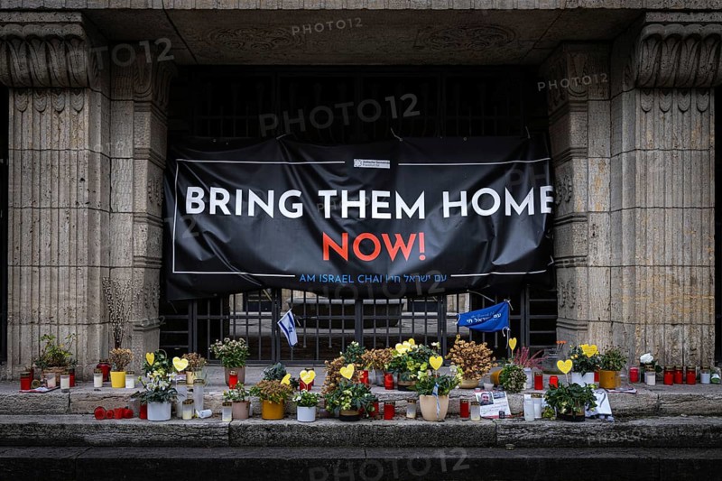 A BRING THEM HOME NOW! banner hangs in front of the Orthodox Synagogue in Frankfurt's Westend. It refers to the Israeli hostages who have been held hostage by the terrorist organisation Hamas since the attack on Israel on 7 October 2023. Following months of negotiations, a ceasefire has been in place between Israel and Hamas since 19 January 2025. Prisoners are to be exchanged between the parties to the conflict in several phases, Orthodox Synagogue Westend, Frankfurt am Main, Hesse, Germany, Europe