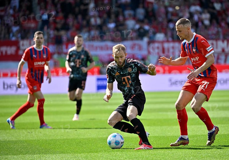 One-on-one, action Konrad Laimer FC Bayern Munich FCB (27) against Adrian Beck 1. FC Heidenheim 1846 FCH (21) Voith-Arena, Heidenheim, Baden-Württemberg, Germany, Europe