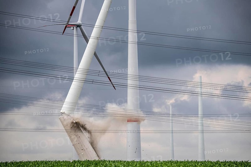 Demolition of the tower of a 20 year old wind turbine, in the Werl wind farm, 5 old Enercon E-66 turbines are demolished, 2 new Siemens SG6.6-170 wind turbines replace them, the 2 new wind turbines produce twice as much energy, 12 MW power, as the 5 old wind turbines, called repowering, Werl, North Rhine-Westphalia, Germany, Europe