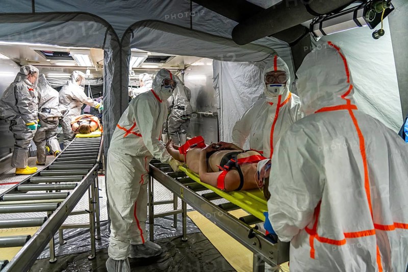 Care of patients after decontamination, injured persons after an assumed accident with hazardous substances, fire brigade and aid organisations practise setting up and operating a decontamination station, injured persons are sighted and then washed in a special shower tent to remove possible hazardous substances, chemicals to avoid further injuries, the emergency services wear special, ventilated protective suits, large-scale exercise of the Essen fire brigade