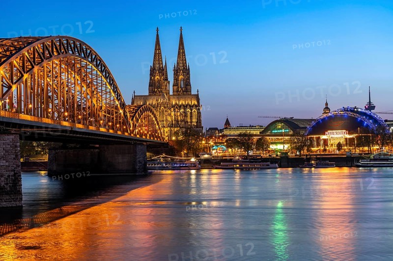 Cologne Cathedral, has been shining in new light since Easter 2025, the old metal halide lamps have been replaced by over 700 modern LED lamps, reducing energy consumption by around four fifths, significantly improving the quality of light and greatly reducing light emissions, 12 KM of new cables were laid for this, Hohenzollern Bridge, railway bridge over the Rhine, North Rhine-Westphalia, Germany, Europe
