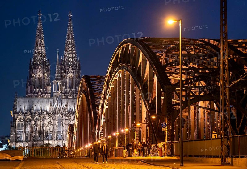 Cologne Cathedral, has been shining in new light since Easter 2025, the old metal halide lamps have been replaced by over 700 modern LED lamps, reducing energy consumption by around four fifths, significantly improving the quality of light and greatly reducing light emissions, 12 KM of new cables were laid for this, Hohenzollern Bridge, railway bridge over the Rhine, North Rhine-Westphalia, Germany, Europe