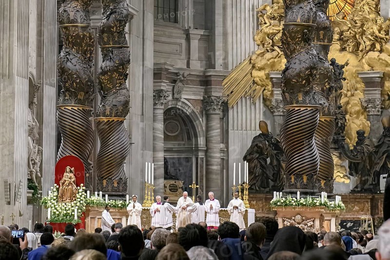 Saint Father Pope Francis prays in St Peter's Basilica under Bernini's canopy, holds Saint Mass in front of the faithful, Vatican City, Vatican, Rome, Italy, Europe