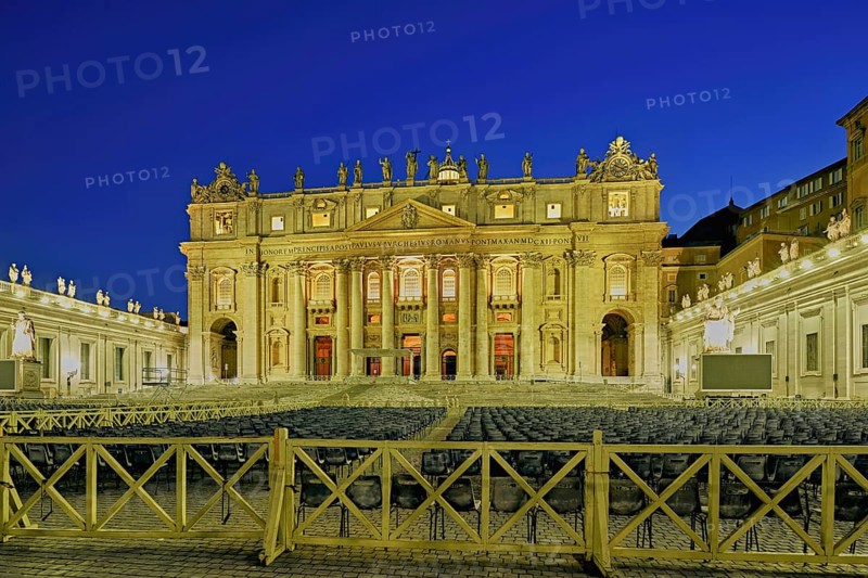 Cathedral, St Peter, St Peter's Basilica, Vatican palaces, St Peter's Square, Vatican at dusk, Rome, Lazio, Italy, Europe