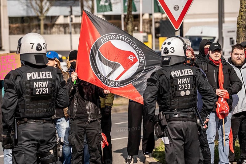 Left-wing counter-demonstration at an ultra-right demo of the so-called neo-Nazi group Jung und Stark, JS, demonstrating in the city centre of Essen, demanding remigration of foreigners, extreme left-wing counter-demonstrators, of the Antikapitalistische Aktion, Essen, North Rhine-Westphalia, Germany, Europe