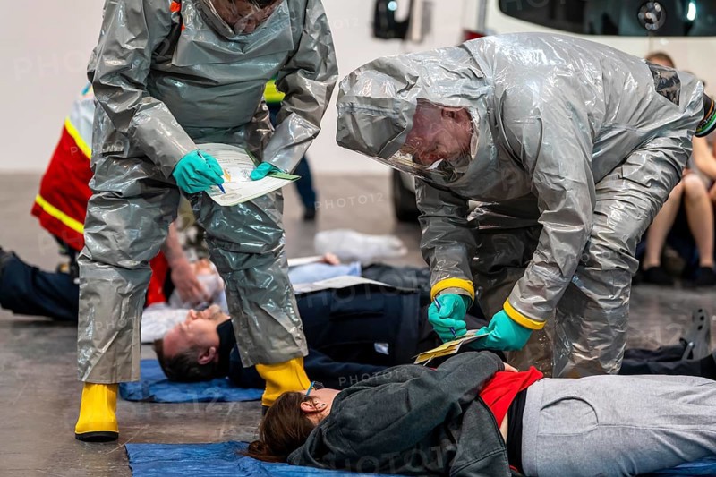 Viewing of patients in front of decontamination of injured persons after an assumed accident with hazardous substances, patient is intubated and ventilated by hand, fire brigade and aid organisations practise setting up and operating a decontamination station, injured persons are viewed and then washed in a special shower tent to remove possible hazardous substances and chemicals in order to avoid further injuries, the emergency services wear special, ventilated protective suits, large-scale exercise by the Essen fire brigade