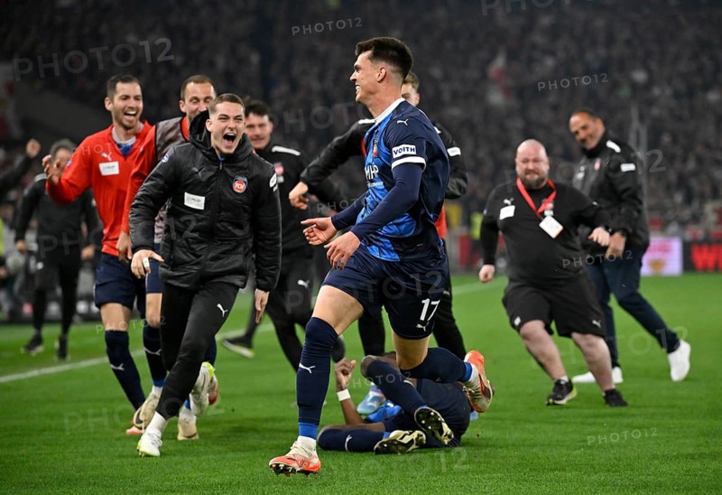 Goal celebration Gesture Gesture Mathias Honsak 1. FC Heidenheim 1846 FCH (17) with coach Frank Schmidt 1. FC Heidenheim 1846 FCH substitutes and coaches MHPArena, MHP Arena Stuttgart, Baden-Württemberg, Germany, Europe