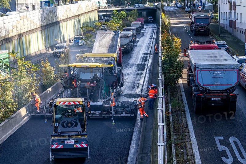 New whisper asphalt surface for the A40 motorway, in the city of Essen, direction Dortmund, 95, 000 square metres of porous asphalt will be laid over a distance of around 6 km, the motorway will be closed for 1 week, North Rhine-Westphalia, Germany, Europe