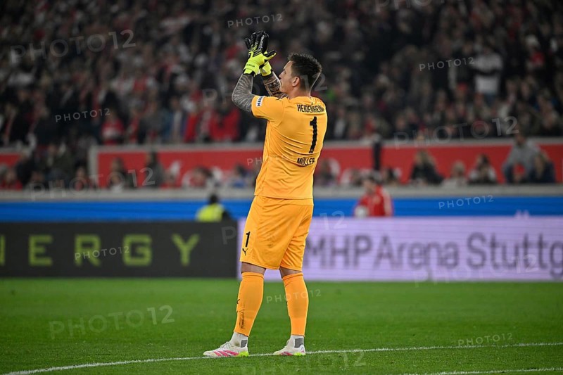Goalkeeper Kevin Mueller 1. FC Heidenheim 1846 FCH (01) applauds encouragingly Gesture Gesture MHPArena, MHP Arena Stuttgart, Baden-Württemberg, Germany, Europe