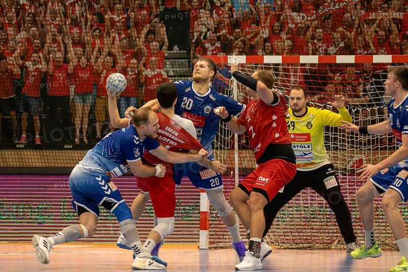 30.10.2024, 2nd HBL (German Handball League), Matchday 10: Eulen Ludwigshafen against VfL Lübeck-Schwartau. Picture: Consistent defensive work by Lübeck