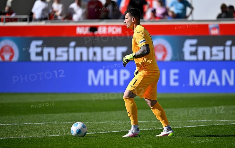 Goalkeeper Kevin Müller 1. FC Heidenheim 1846 FCH (01) Action on the ball Voith-Arena, Heidenheim, Baden-Württemberg, Germany, Europe