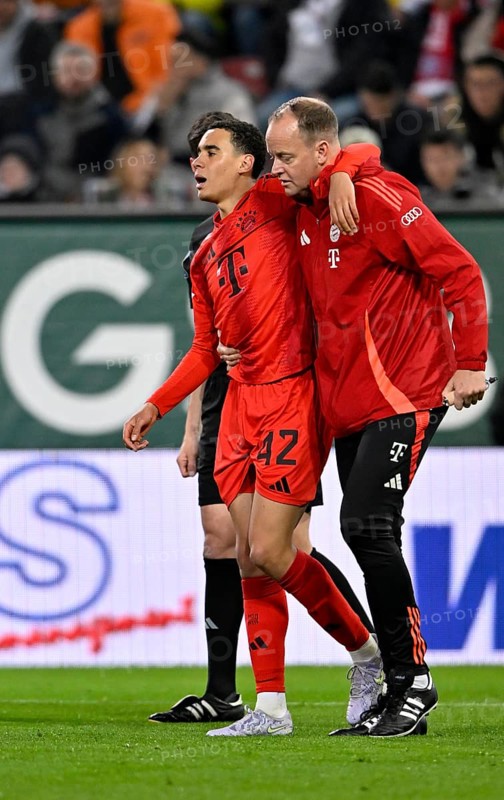 Jamal Musiala FC Bayern Munich FCB (42) injured Injury is escorted off the pitch by the attendants WWK Arena, Augsburg, Bavaria, Germany, Europe