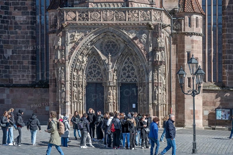 School class in front of the Gothic entrance portal of the Church of Our Lady, Hauptmarkt, Nuremberg, Middle Franconia, Bavaria, Germany, Europe